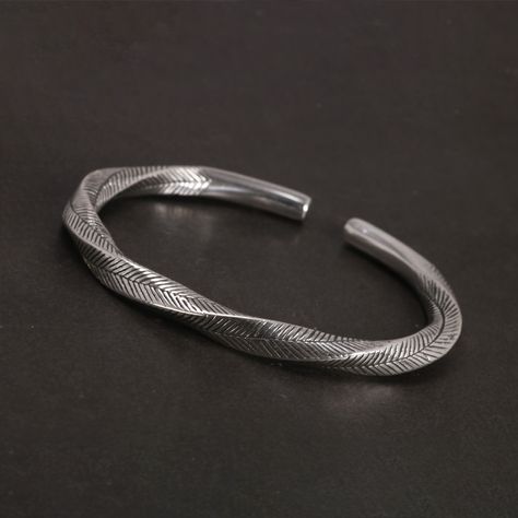 Cool Silver Bracelets, Silver Jewellery For Men, Kada Designs Silver For Men, Silver Kada For Men, Man Jewellery, Mens Silver Bangle, Mens Eye Glasses, Men Jewellery, Cool Rings For Men