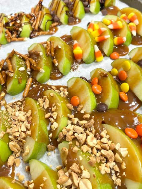 Caramel Apple Sheet Pan, Sheet Pan Caramel Apple Slices, Sheet Pan Caramel Apples, Super Easy Party Food, Caramel Apple Slices, Apple Food, Fall Party Food, Apple Slab Pie, Delicious Cornbread