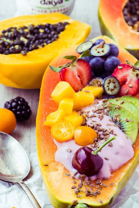 Papaya Breakfast Boats ~ breakfast just got a whole lot more interesting, with tropical papaya filled to the brim with yogurt and colorful fresh fruit. Papaya Breakfast, Breakfast Boats, Papaya Recipes, Fruit Breakfast, Chocolate Zucchini, Healthy Smoothie, Spring Recipes, Breakfast Bowls, Fruit Recipes