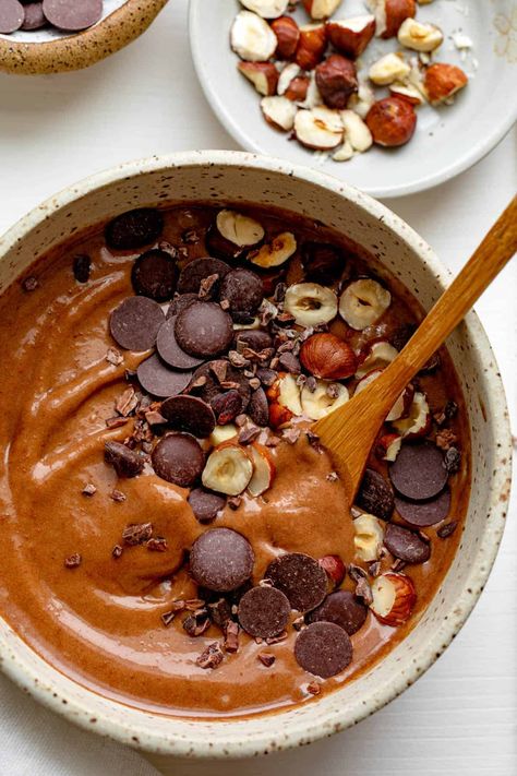 Chocolate Hazelnut Smoothie Bowl Heart Healthy Smoothies Recipes, Hazelnut Smoothie, Heart Healthy Smoothies, Snack Pairings, Chocolate Smoothie Bowl, Resep Smoothie, Turmeric Smoothie, Preworkout Snack, Smoothie Bowl Healthy