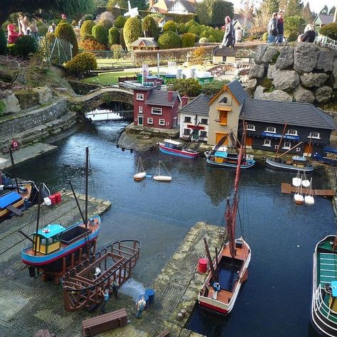 Bekonscot: The World’s Oldest Model Village | Amusing Planet Model Village How To Make, Miniature Train Village, Garden Train, Mini Boat, Mini Village, Father Brown, Weymouth Dorset, Model Engineering, Miniature Village