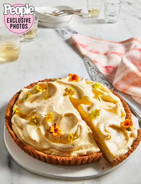 Martha Stewart's Tangerine Chiffon Tart Tangerine Juice, Keylime Pie Recipe, Sour Fruit, People Food, Coconut Whipped Cream, Lime Pie, Key Lime Pie, The Lifestyle, Key Lime