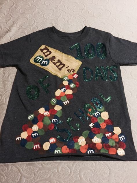 100 days of school shirt!!! 100 Days Of School Poster, School Poster Ideas, 100 Day Shirt Ideas, 100days Of School Shirt, 100 Días De Clases, 100th Day Of School Crafts, 100 Day Of School Project, 100 Days Of School Shirt, Shirts Diy