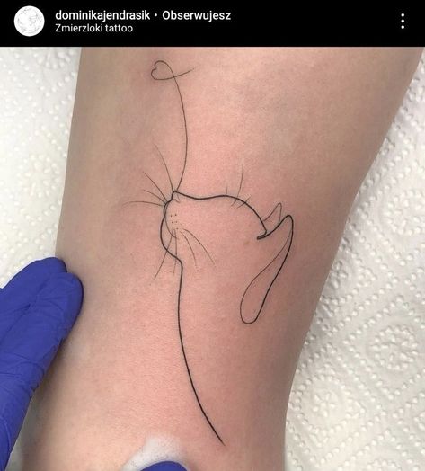 Fine Line Cat Tattoo Ideas, Line Tattoo Cat, Line Art Cat Tattoo, Mini Cat Tattoo, Minimalistic Cat Tattoo, One Line Cat Tattoo, Cat Line Art Tattoo, Cat Fine Line Tattoo, Cat Tattoo Minimalist