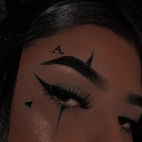 Dark Angles Halloween Costumes Makeup, Black Halloween Makeup Easy, Dark Angel Make Up Halloween, Witch Makeup Ideas Pretty Simple, Easy Spider Eye Makeup, Dark Angel Eye Makeup, Halloween Eyeliner Simple, Black Angel Makeup Ideas, Simple Ghost Makeup