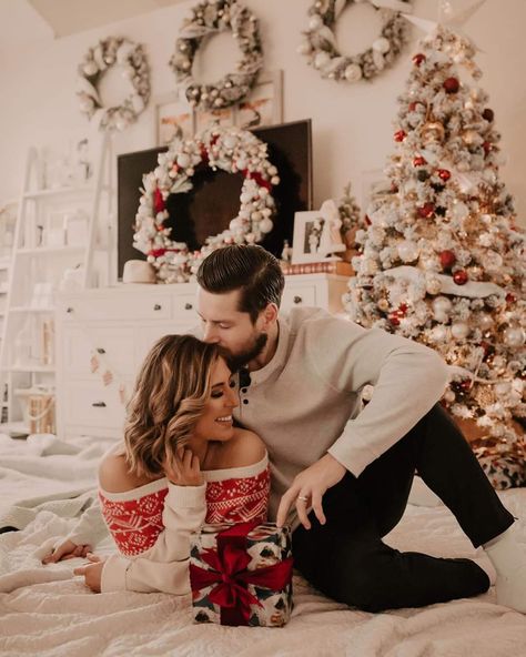 Christmas Photography Couples, Christmas Pajama Pictures, Christmas Couple Photos, Christmas Couple Pictures, Xmas Couple, Christmas Poses, Christmas Family Photoshoot, Christmas Photo Ideas, Xmas Photos