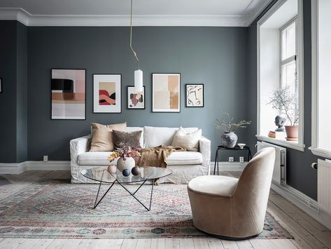 Home with dusty blue and beige walls - COCO LAPINE DESIGNCOCO LAPINE DESIGN White Couch Living Room, Blue Walls Living Room, Grey Walls Living Room, Blue Wall Colors, Modern Appartement, Dark Blue Walls, Beige Living Rooms, Sofa Beige, Ideas Hogar