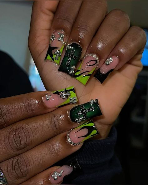 Slime Green Nails, Glow In The Dark Nails Designs, Hunter Green Nails, Black And Green Nails, Bow Nail Designs, Dark Nail Designs, Acrylic Nails Nude, Junk Nails, Bow Nail