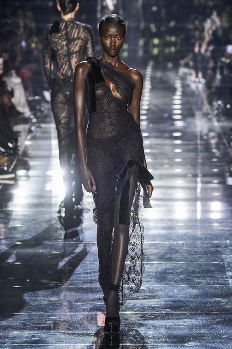 #tomford #fashion #photography #anokyai #fw20 #collection #fashionweek #fashionphotography Fashion Runway Photography, Fashion Show Photography, Black Fashion Runway, Dark Fashion Runway, Prada Runway Outfits, Fashion Show Photography Runway, Runway Photography, Runway Black Outfit, Black Models On The Runway