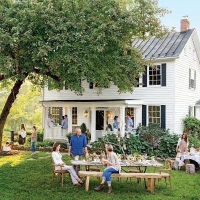 (99+) http://instagram.com/noramurphyscountryhome – @bord-de-la-mer on Tumblr Virginia Farmhouse, Glass Railings, House Farmhouse, Virginia Homes, White Farmhouse, Summer Entertaining, Farmhouse Exterior, Interior Modern, A Picnic