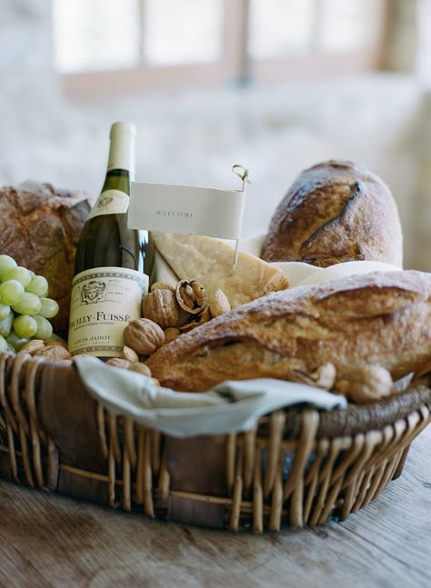 French Bread Basket, Pig Bread, Bread Basket Display, Pastry Basket, Breakfast Basket, Rustic Bread, Butter Honey, Bread Making, Bread Basket