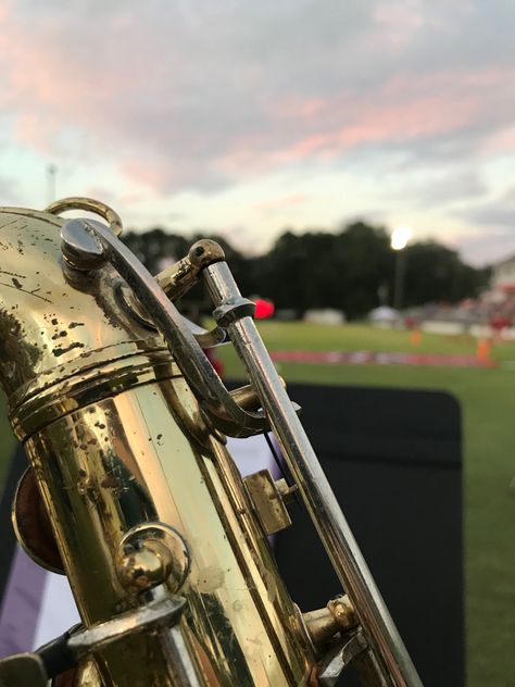 A bari sax and a beautiful sunset in the back. Follow me for moree! 💛💛 Bari Sax Aesthetic, Sousaphone Aesthetic, Sax Aesthetic, Bari Saxophone, Bari Sax, Band Wallpaper, Band Aesthetic, Baritone Sax, Alto Sax