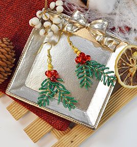 Diy Seed Bead Christmas Earrings, Christmas Earing Ideas, Beaded Holiday Earrings Diy, Beaded Christmas Earrings Patterns, Holiday Beaded Earrings, Beaded Christmas Earrings Diy, Diy Christmas Jewelry Ideas, Beaded Christmas Ornaments Diy, Bead Christmas Earrings