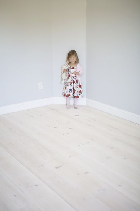 Grey Floorboards, White Wash Wood Floors, White Painted Wood Floors, White Floorboards, White Washed Pine, White Washed Floors, Diy Wood Floors, Old Wood Floors, Painted Wood Floors