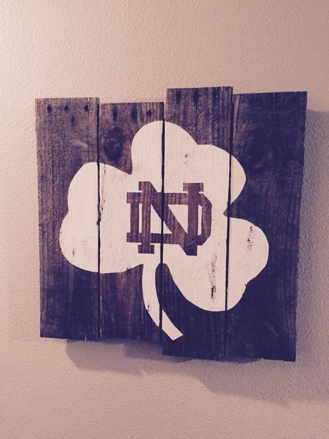 Notre Dame Sign - old pallet Notre Dame Signs Diy, Noter Dame, Pallet Wood Christmas Tree, Pallet Pictures, Wooden Pallet Crafts, Football Crafts, Go Irish, Football Tips, Wood Projects For Beginners