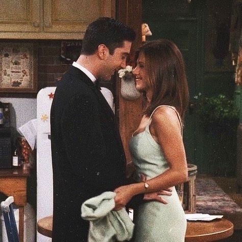 F•R•I•E•N•D•S on Instagram: “Couple goals 😍#rossgeller #rachelgreen #roschel #friendstvshow” Friends Ross And Rachel, Friends Best Moments, Ross And Rachel, Friends Scenes, Friends Poster, Friends Cast, Ross Geller, Friends Tv Series, Phoebe Buffay