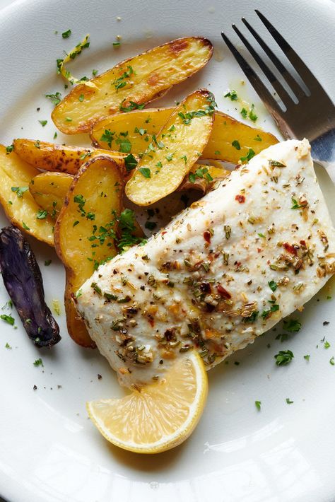 Roasted Halibut, Roasted Fish, Roasted Cod, Salmon Recipes Baked Healthy, Rosemary Recipes, Halibut Recipes, Roast Fish, Rosemary Potatoes, Scampi Recipe