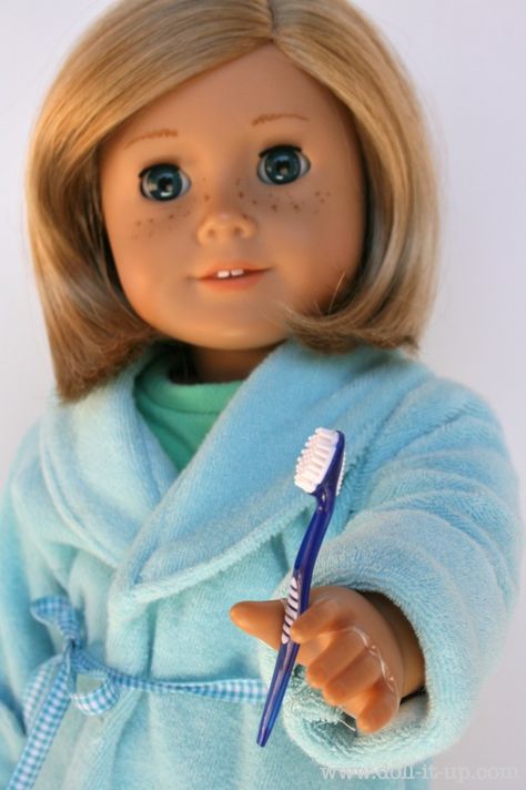 Doll size toothbrush is a "micro toothbrush" from the dollar store! American Doll Teeth, Diy American Girl Doll Accessories, White Toothbrush, American Girl Dollhouse, American Girl Doll House, American Girl Diy, American Girl Doll Diy, American Girl Accessories, Girls Clothes Patterns