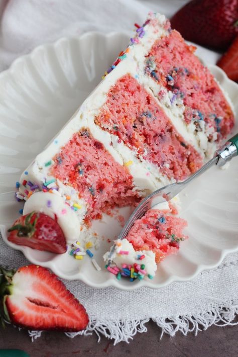 Strawberry Confetti Cake, Strawberry Funfetti Cake, Baking With Blondie, The Best Cake Recipes, Blondie Recipe, Banana Split Cake, Summer Cake, Best Cake, Funfetti Cake