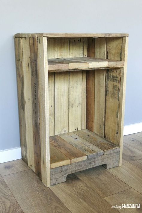 Wood Side Table Diy, Pallet Night Stands, Pallet Side Table, Wood Pallet Tables, Wood Furniture Plans, Diy Side Table, Table Making, Wood Side Table, Reclaimed Wood Furniture