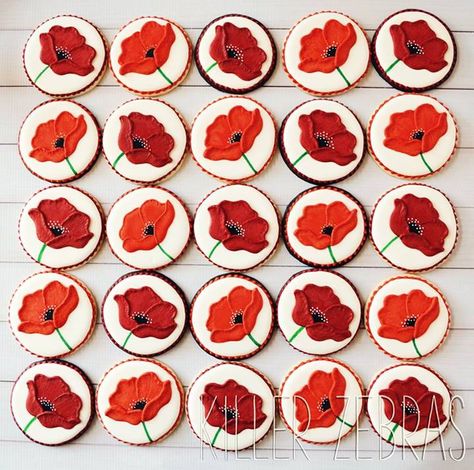 Poppies cookies~          By killer zebras, red, round Iced Biscuits, Spring Cookies, Wilton Cakes, Pretty Cookies, Fancy Cookies, Creative Cookies, Flower Cookies, Cookie Inspiration, Cookie Icing