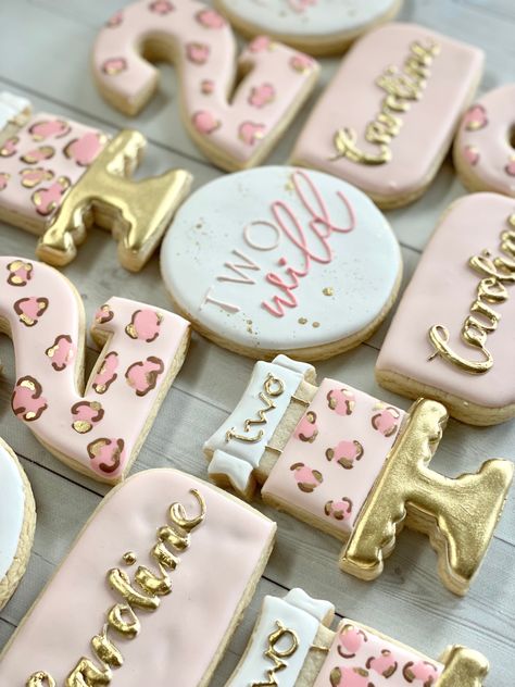 Pink Cheetah Cookies, Cheetah Birthday Cookies Decorated, Cheetah Birthday Cookies, Cheetah Print Cookies Decorated, Two Wild Decorated Cookies, Leopard Print Cookies Decorated, Cheetah First Birthday Ideas, Two Wild Cookies Girl, Cheetah Print Cookies