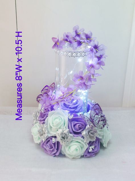 Rapunzel Quinceanera Centerpieces, Lavender And Mint Quinceanera, Light Purple Quinceanera Decorations, Quinceanera Table Decor, Lavender Quinceanera Decorations, Lilac Quinceanera Decorations, Lavender Quinceanera Ideas, Tangled Quince, Lilac Quince