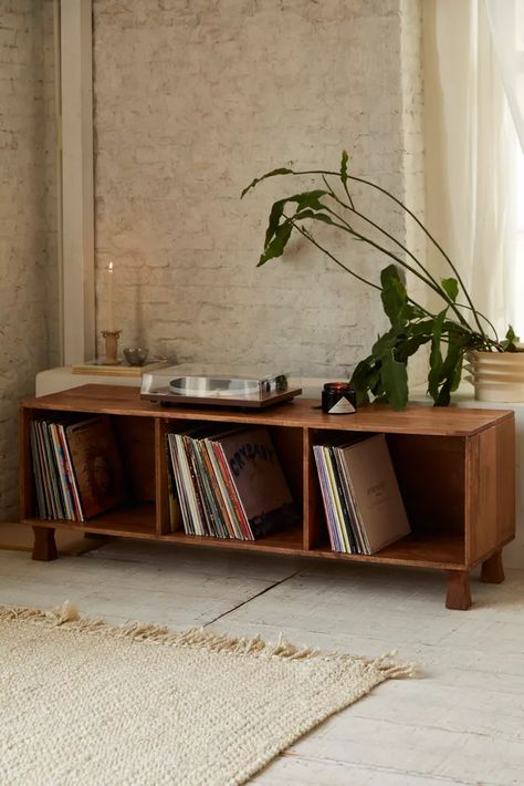 table Low Credenza, Seasonal Changes, Ideas Living Room, Apartment Decor Inspiration, Home Decorating Ideas, Design Del Prodotto, Apartment Inspiration, Record Player, Dream House Decor