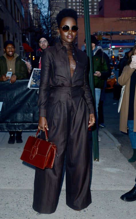 Lupita Nyong'o Style, Stylish Black Women, Winter Outfits Ideas, Boss Style, Casual Chic Outfits, Classic Hair, Lupita Nyong'o, Diva Style, Adam Lippes