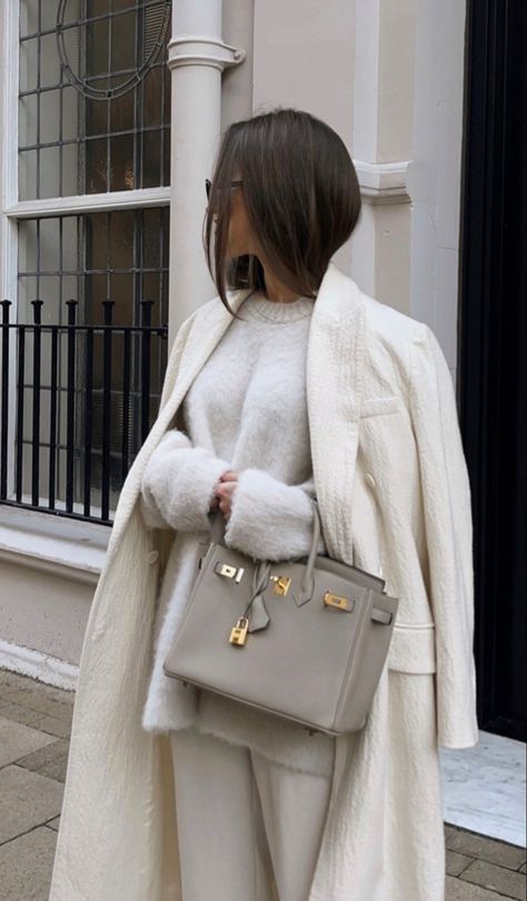 Old money style Old Money Middle Age Woman, Old Money Feminine Aesthetic, Old Money Style For Winter, Cold Weather Old Money Outfits, Old Money Looks Winter, Old Money Outfits Women Winter Elegant, Old Money Style Women Winter, Curvy Old Money Outfits, Old Money Mom Outfits