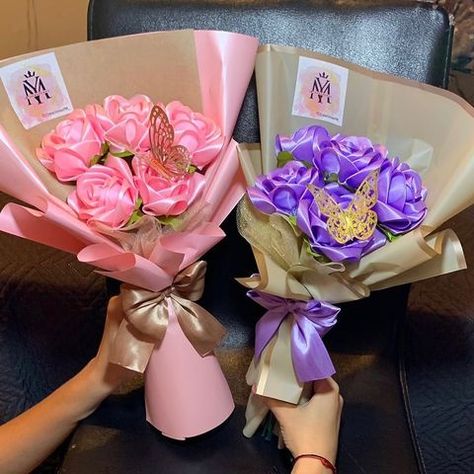 Yomirah MR. (@creacionesym__) • Fotos y videos de Instagram Flowers Made Of Ribbon, Bouquet Ideas Diy, 3 Flower Bouquet, Turkey Crafts For Preschool, Ribbon Flower Bouquet, Ramo Ideas, Satin Flowers Diy, Ribbon Rose Bouquets, Roses Bouquet Gift