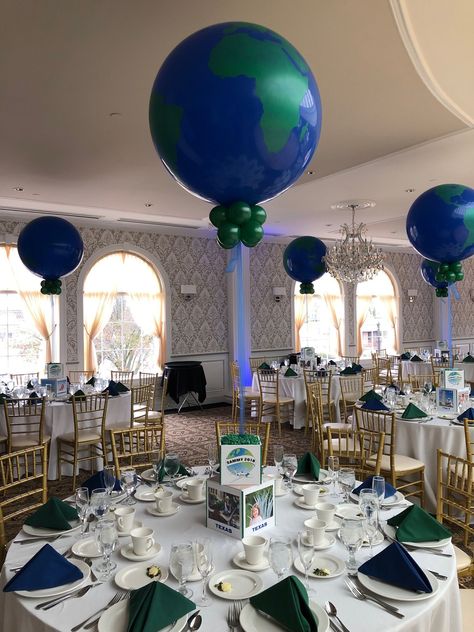 Globe Theme Party, Globe Balloon Centerpieces, Around The Globe Theme Party, World Globe Centerpieces Table Settings, A Whole New World Party Theme, Travel Themed Party Outfit, Globe Table Centerpiece, International Centerpiece Ideas, Around The World Balloon Arch