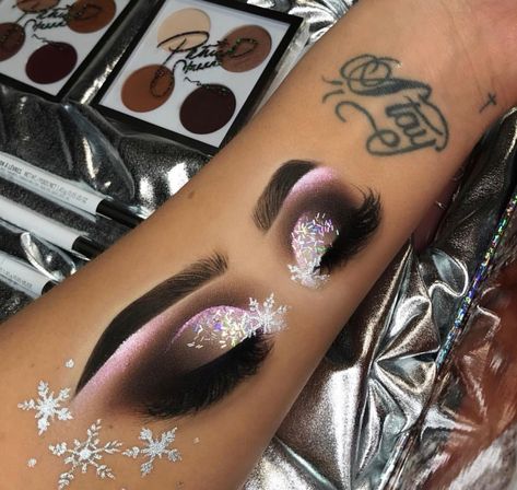 Draw Eyes Realistic, Eyes Realistic, Christmas Eye Makeup, Hand Makeup, Christmas Makeup Look, Eye Makeup Looks, Draw Eyes, Realistic Eye, Drawing Faces