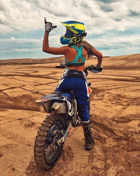 Motocross Equipment, Motocross Girls, Dirt Motorcycle, Bike Couple, Cute Country Couples, Motocross Love, Dirt Bike Girl, Bike Photoshoot, Off Road Racing