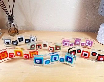 Recipe Card Holders, Glass Fusion Ideas, Table Card Holder, Fused Glass Artwork, Glass Fusing Projects, Picture Stand, Picture Holders, Photo Holder, Fire Glass