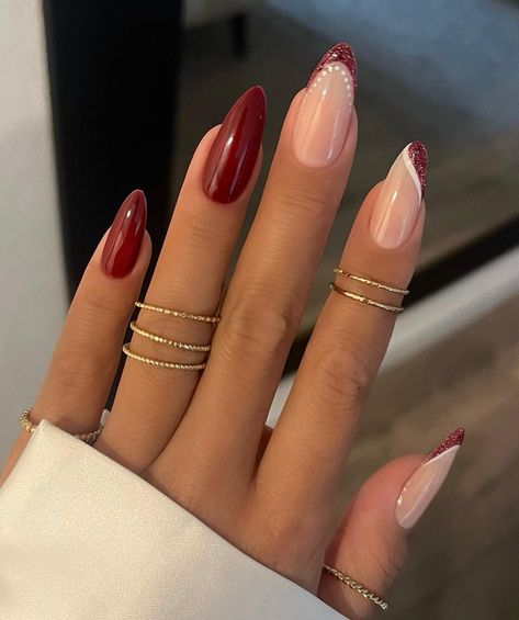 Looking for New Years nails inspo? We gottya covered! Here are 25 holiday nails ideas to help you close 2023 in a big way! Featuring the best winter nails, star nails, glitter nails, minimalist nails and all the other latest nail trends guaranteed to leave a lasting impression Brown And Glitter Nails, Red Nail Ideas, Red And White Nails, Color Bordo, Golden Nails, Red Manicure, French Tip Nail Designs, Nail Techniques, Bride Outfits