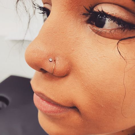 Who said they had to match?     -Nose hoop and nose stud Double Nose Piercing Same Side, Neck Piercing, Piercings Bonitos, Double Nose Piercing, Cute Nose Piercings, Nose Piercing Hoop, Piercing Inspo, Nose Piercings, Nose Shapes