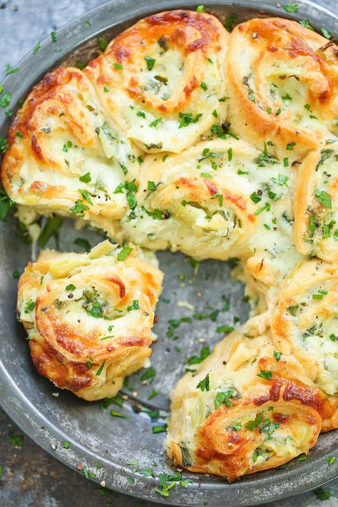 Spinach And Artichoke Pinwheels, Artichoke Pinwheels, Impossible Quiche, Cheesy Spinach, Pembuat Roti, Pinwheel Recipes, Cheesy Bread, Artichoke Dip, Yummy Appetizers