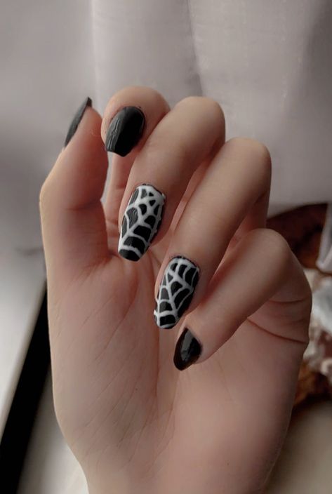 Black And Gold Spider Web Nails, Black And White Spiderweb Nails, Black And White Spiderman Nails, Black Nails With White Spider Web, Spiderman Nails Easy, Easy Spiderman Nails, Black Spiderman Nails, Black Nails With Spider Web, Simple Spiderman Nails