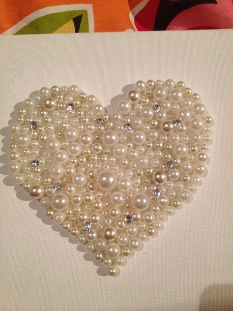 DIY pearl up-cycled broken jewellery onto canvas Diy Pearl Decor, Pearl Art Painting, Repurpose Pearl Necklace Ideas, Pearl Crafts Decor Diy Projects, Pearl Wall Art, Canvas Bead Art, Pearl Art Crafts, Pearl Canvas Art, Pearl Crafts Ideas