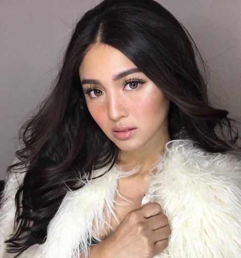 Beautiful!!!!stunning nadz! Nadine Lustre Makeup, Nadine Lustre Ootd, Lady Luster, Fake Freckles, Faux Freckles, Nadine Lustre, Phenomenal Woman, Women Makeup, Sun Kissed