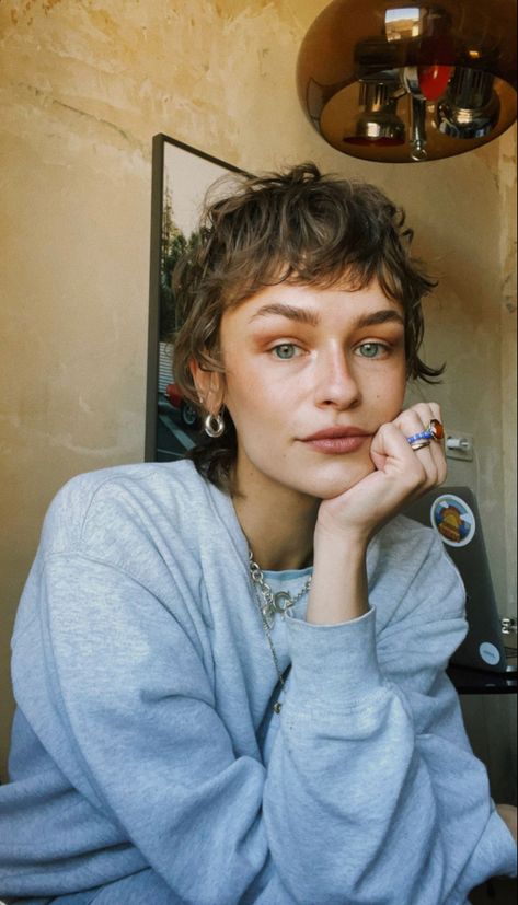 Shag Haircut Aesthetic, Subtle Mullet Hairstyle Women, Mullet With Highlights, Baby Bangs Curly Hair, Short Shag Mullet, Mini Mullet, Pixie Cut Wavy Hair, Androgynous Haircut, Short Shaggy Haircuts