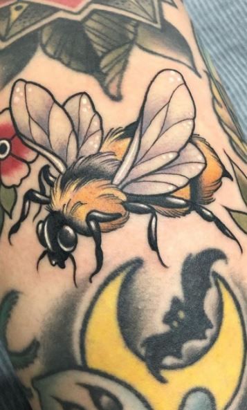 Neo Traditional Honey Bee Tattoo, Neo Trad Bee Tattoo, Dark Bee Tattoo, Neotraditional Bee Tattoo, Blackwork Bee, Neo Traditional Bee Tattoo, Bee Tattoo Color, Cottagecore Tattoos, Tattoo Bee