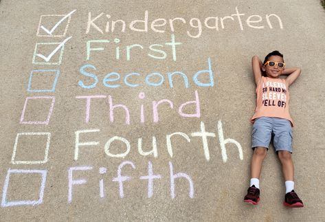 1st Grade Chalk Art, First Grade Picture Ideas, 2nd Grade Photo Shoot Ideas, First Grade Graduation Ideas, 1st Grade Photo Shoot, Last Day Of School Chalk Art, First And Last Day Of School Pictures, Last Day Of School Picture Ideas, Last Day Of School Photo Ideas