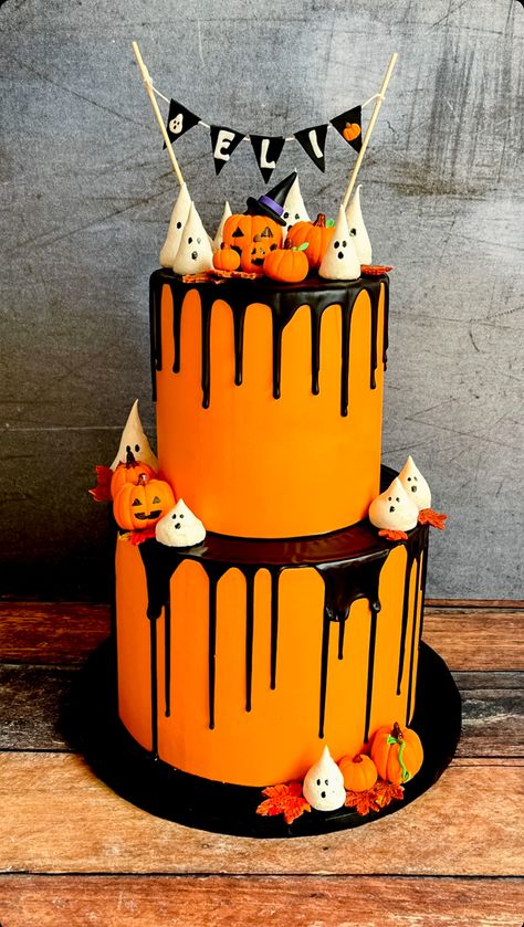 Halloween Cake Decorating Ideas, Halloween Cake Design, Cute Halloween Cakes, Nightmare Before Christmas Cake, Halloween Wedding Cakes, Spider Cake, Halloween Themed Birthday Party, Halloween Birthday Cakes, Halloween Cake Decorating