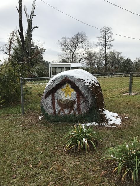 Square Hay Bale Christmas Decor, Christmas Hay Bales Decoration, Round Hay Bale Decorating Ideas Christmas, Hay Bale Art Round, Hay Bale Decorating Ideas Christmas, Hay Bale Christmas Ideas, Hay Bale Christmas Decor, Christmas Hay Bale Ideas, Christmas Hay Bale Decor