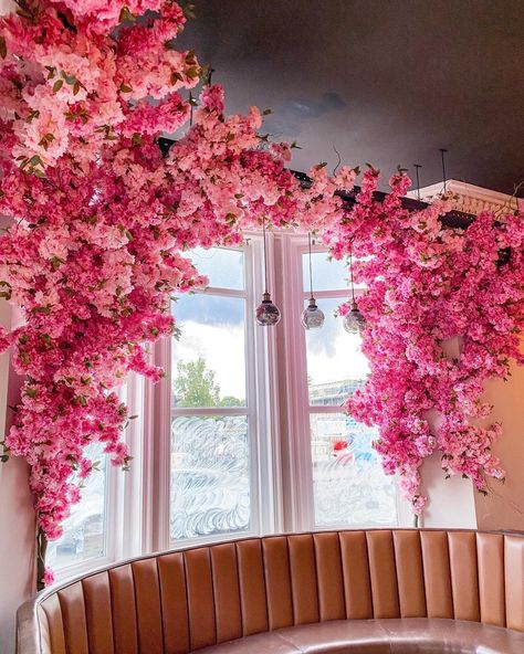 Cherry Blossom Garland, Art Deco Style Interior, Flower Ceiling, Salon Interior Design, Window Displays, Deco Floral, Interior Design Art, Salon Design, Blossom Trees