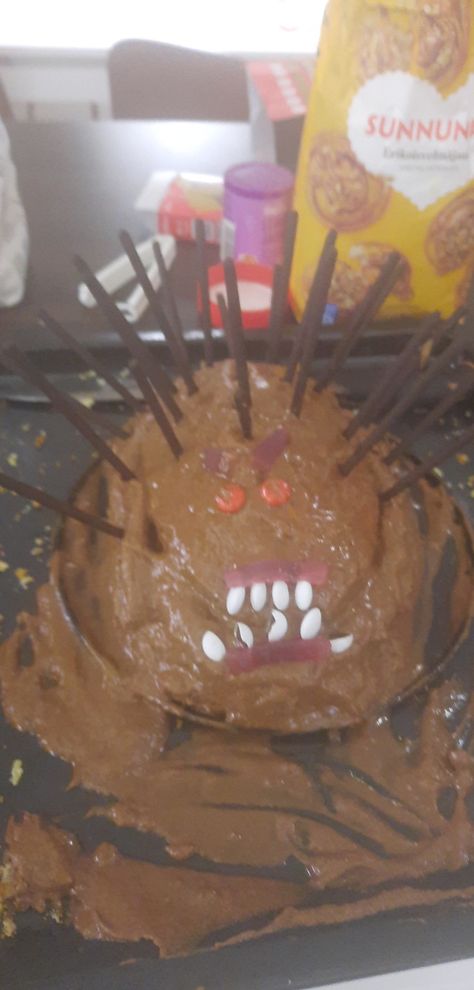 Cursed Hedgehog Cake, Porcupine Cake, Brain Smoothie, Weird Cakes, Cursed Cakes, Funny Cakes, Scary Cakes, Ugly Cakes, Hedgehog Cake