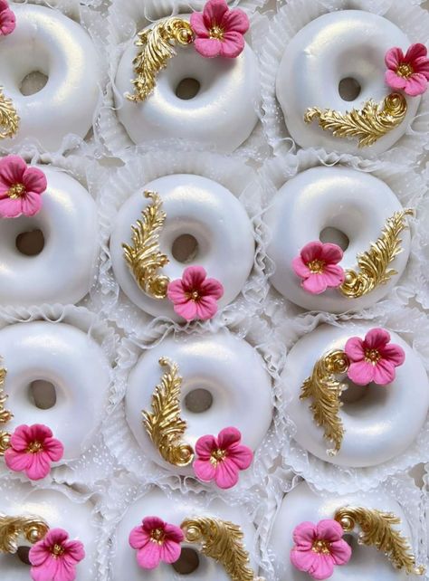 Gold Donuts, Donut Decorating Ideas, Fancy Donuts, Lolly Cake, Cake Pop Decorating, Cake Decorating Icing, Wedding Donuts, Tiny Cakes, Birthday Donuts