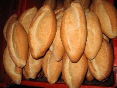 Make Your Own Mexican Bolillo Bread With Only 6 Ingredients: Mexico´s most-consumed bread is crusty-on-the-outisde, soft-on-the-inside bolillos. Mexican Cakes, Bolillo Recipe, Tortas Sandwich, Specialty Breads, Mexican Recipies, Mexican Sandwich, Latin Dishes, Baking Breads, Mexican Sweet Breads